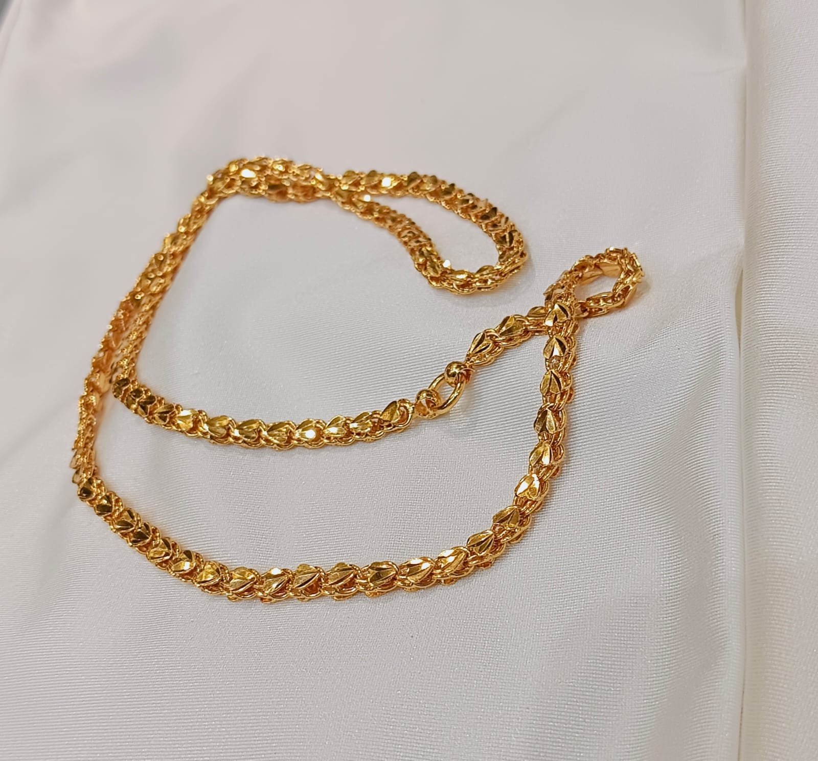 Chain 30 inch close up detail view