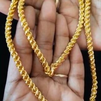 Heartin Chain close up detail view in hand