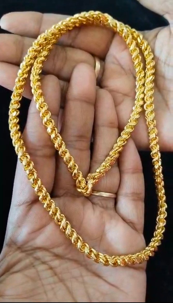 Heartin Chain close up detail view in hand